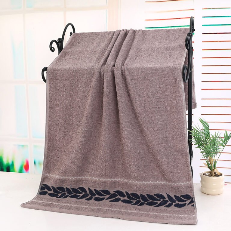 Leaf Border Bath Towel — Overall view 1